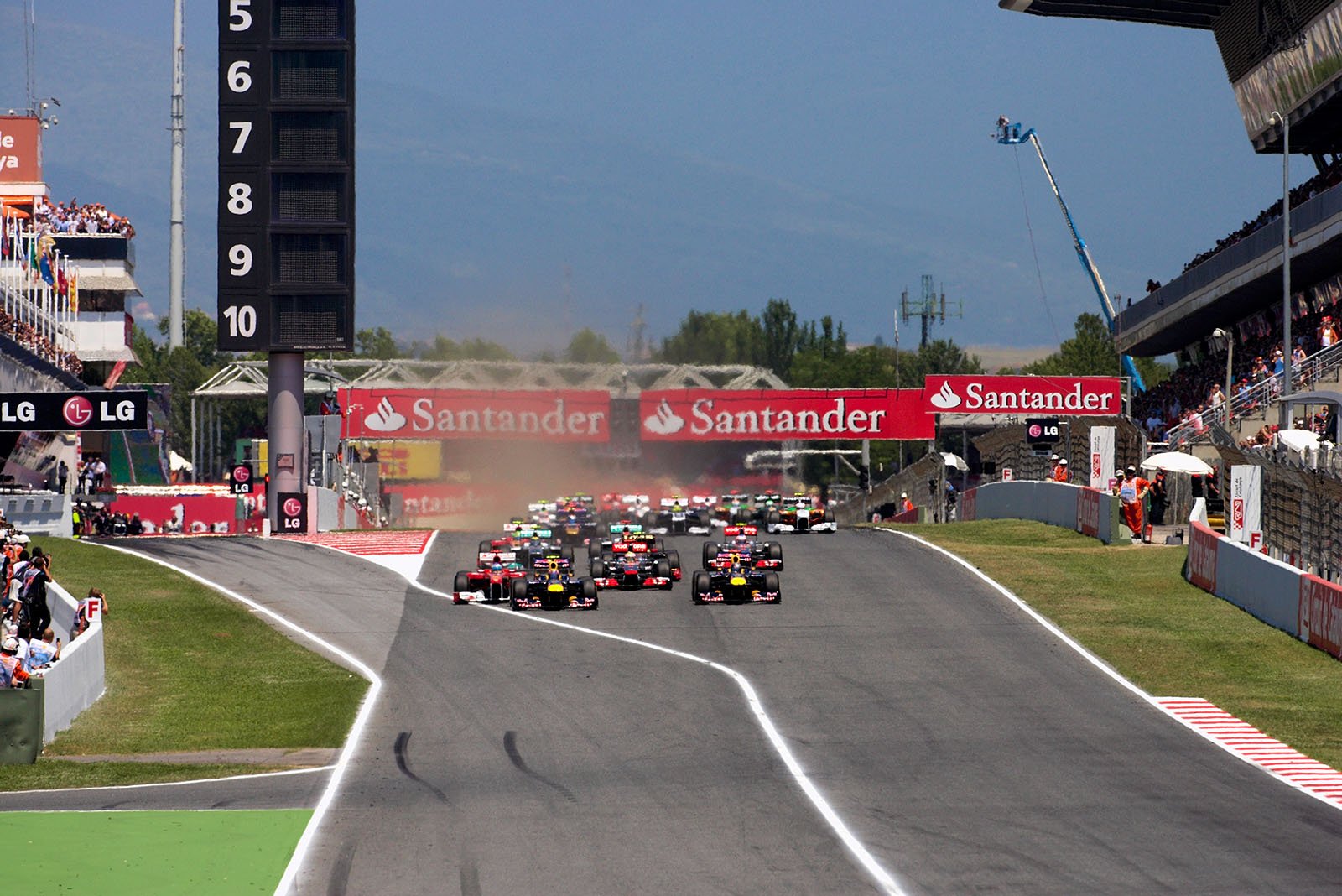 Start of the race and the cars rush into the braking zone for the first corner.