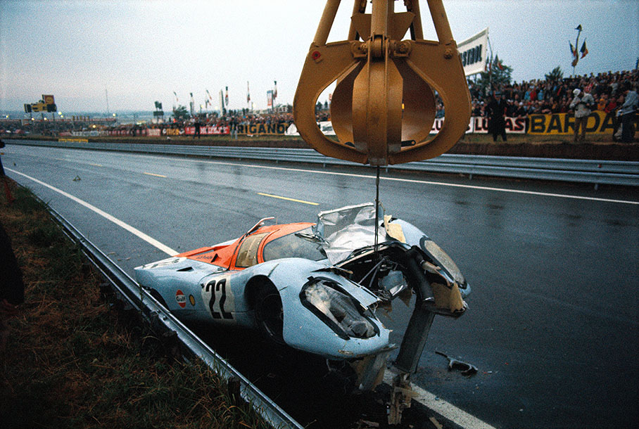 Mike Hailwood had spun into Facetti's abandoned Alfa Romeo. The destroyed Porsche 917K 026 of Hobbs (GB)/Hailwood (GB) is being removed from track.