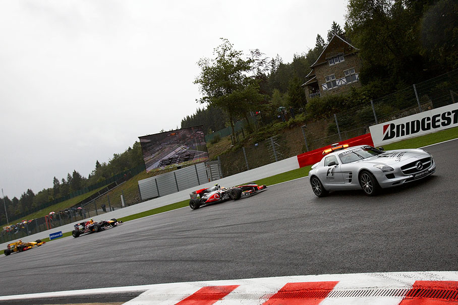 Shortly before the end of the race, the order behind the safety car remains unchanged with Hamilton in front of Webber and Kubica
