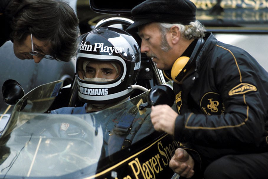 Jacky Ickx during a pitstop in the Lotus-Cosworth 72E with Lotus team boss Colin Chapman