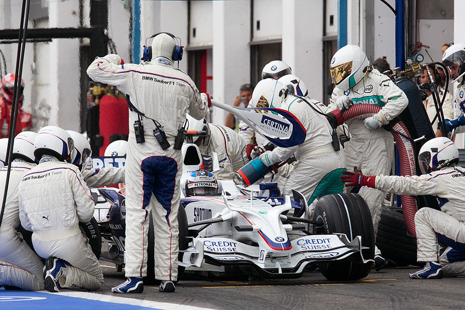 Nick Heidfeld at BMW Sauber pits in lap 48