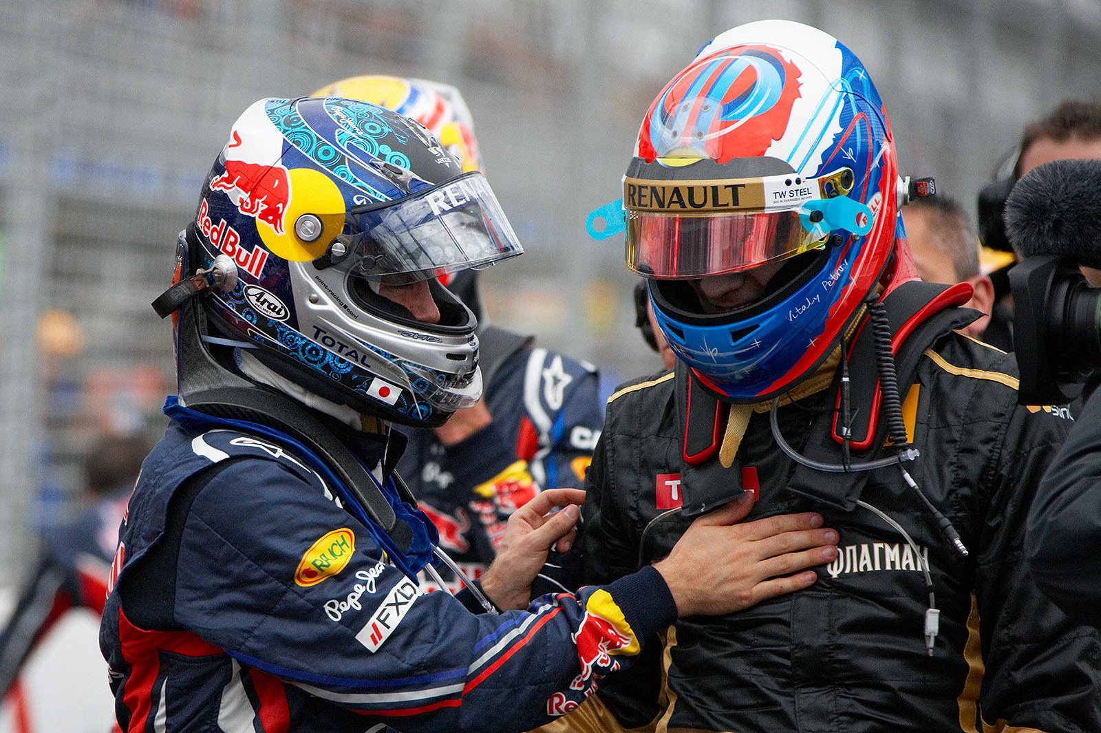 Polesitter Vettel congratulates Renault's Petrov to his fabulous 6th grid position