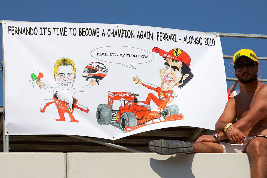 Alonso fans enrolled a caricature banner