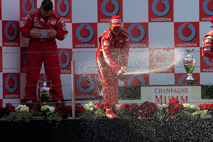 Champagne shower for the audience
