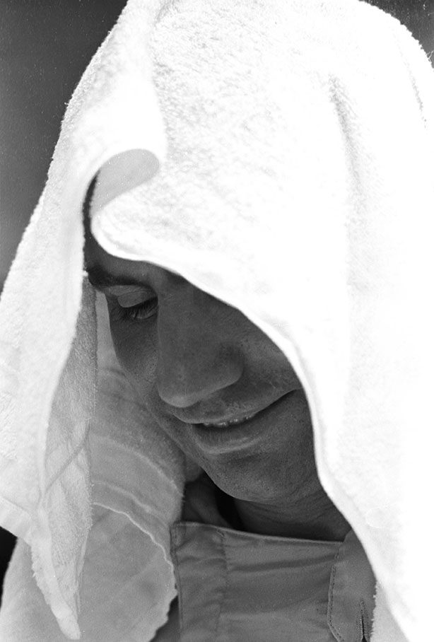 Willy Mairesse (B) with a towel as sun shelter on his head