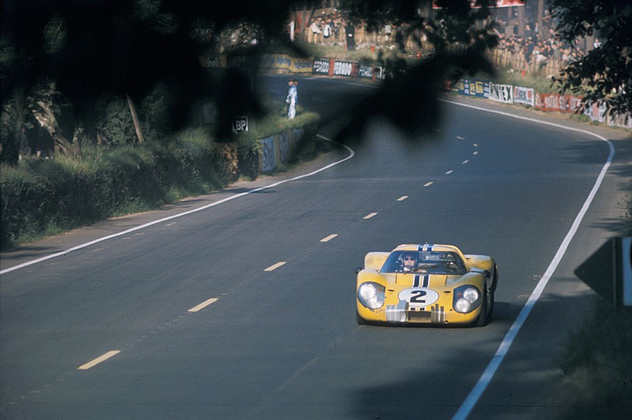 Bruce McLaren (NZ) and Mark Donohue (USA) become fourth overall in the Ford Mk IV J5 (2nd in P+5.0 group)