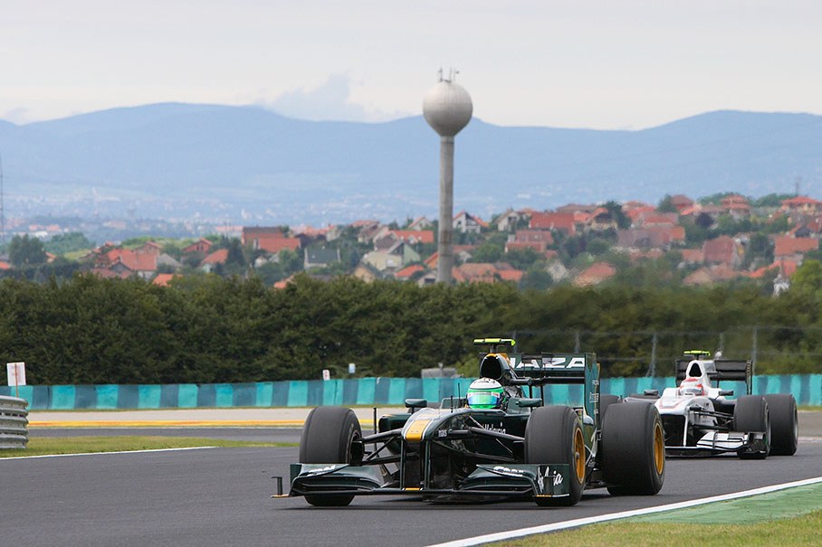 Kobayashi behind Heikki Kovalainen, Lotus Racing