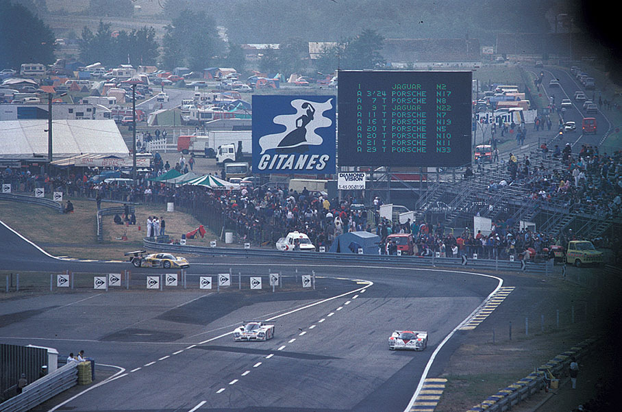 Le Mans 24h 1988, landscape view on last corner and giant screen with standings in early morning