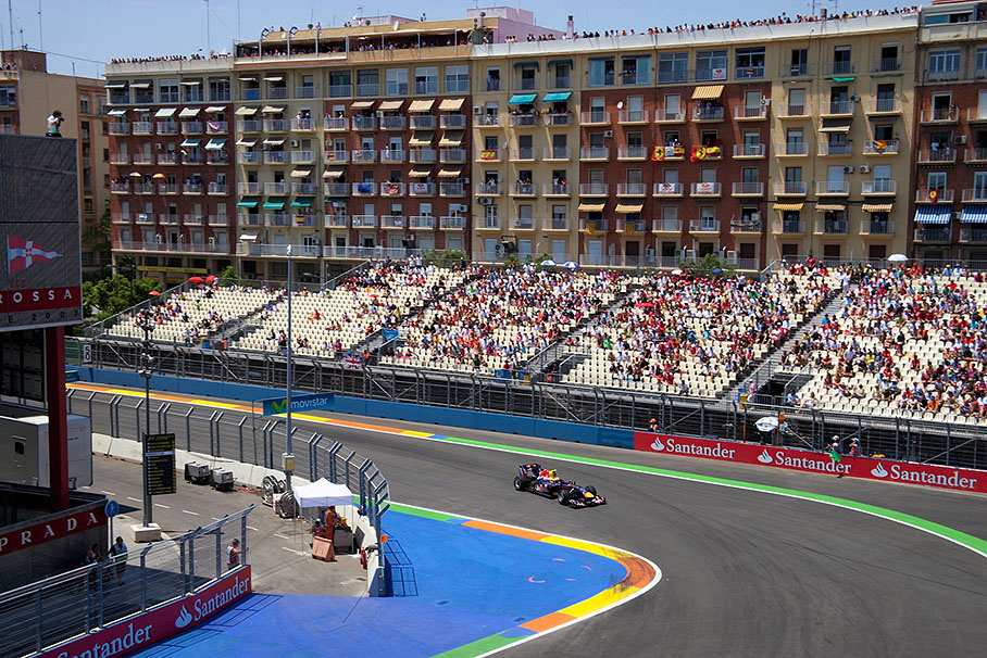 Mark Webber, Red Bull Racing, enters turn 2 during a hot qualifying