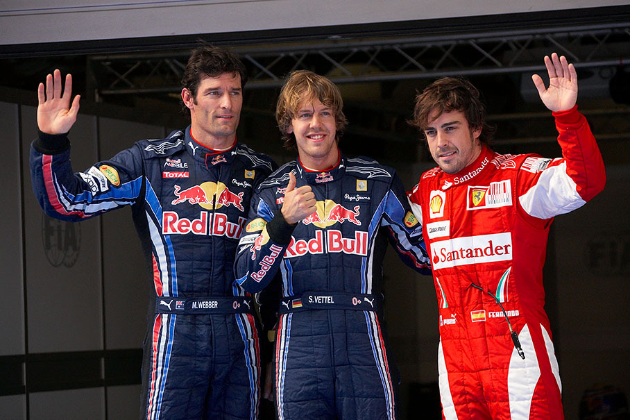The fastest three qualifiers wave at the world's media: on the left hand second qualified Mark Webber, his Red Bull team mate Sebastian Vettel as polesetter in the middle and Ferrari's Alonso as third on the grid