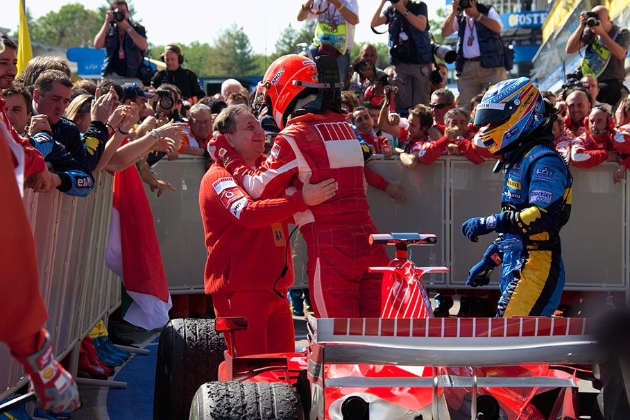 Alonso approaching to congratulate the winner
