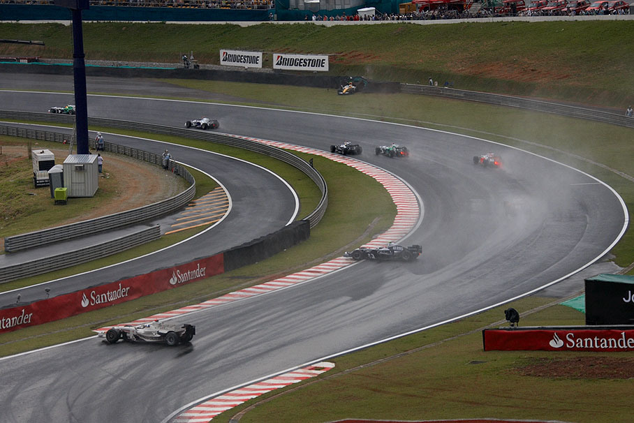 Coulthard and Nakajima slide out of the race, Piquet retires at the tyre barrier