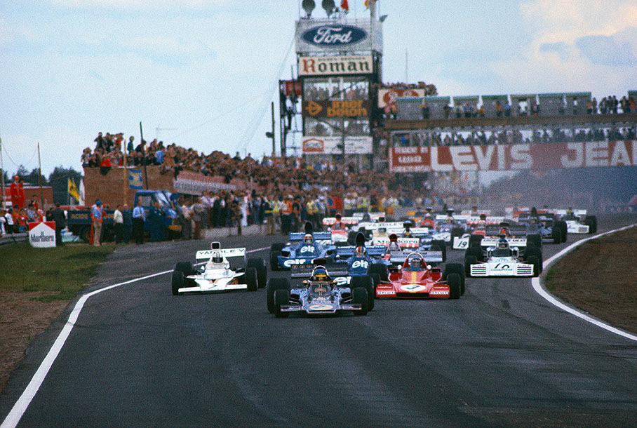Starting from pole position Ronnie Peterson takes the lead in his Lotus with Ickx (Ferrari No 3) chasing and then Hulme (No 7), Cevert and Reutemann (No 10)