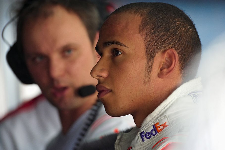 Lewis Hamilton with a McLaren engineer