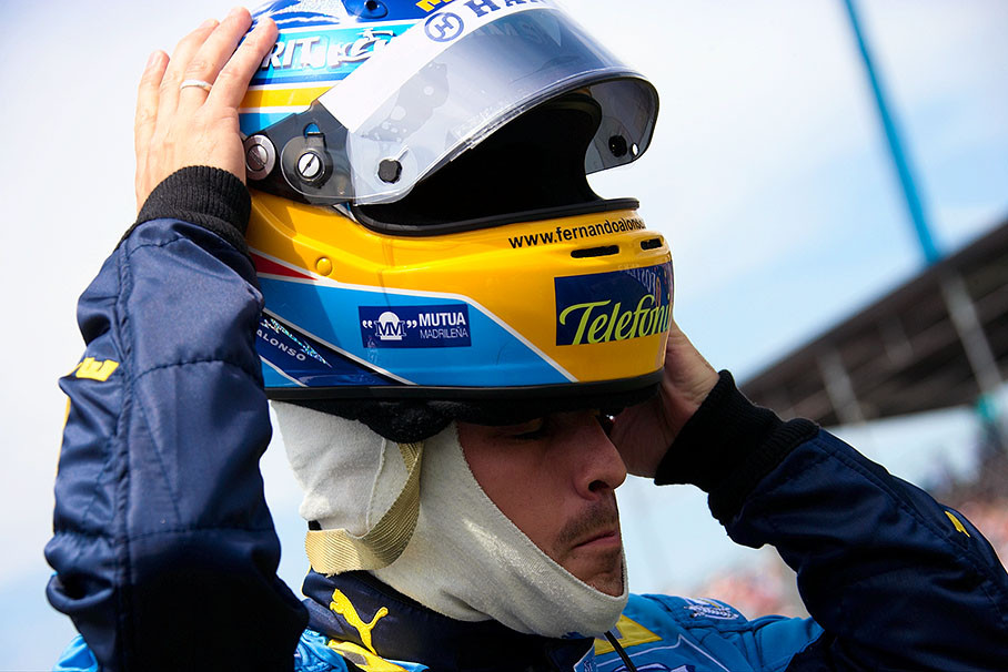 Fernando Alonso "helmeting"