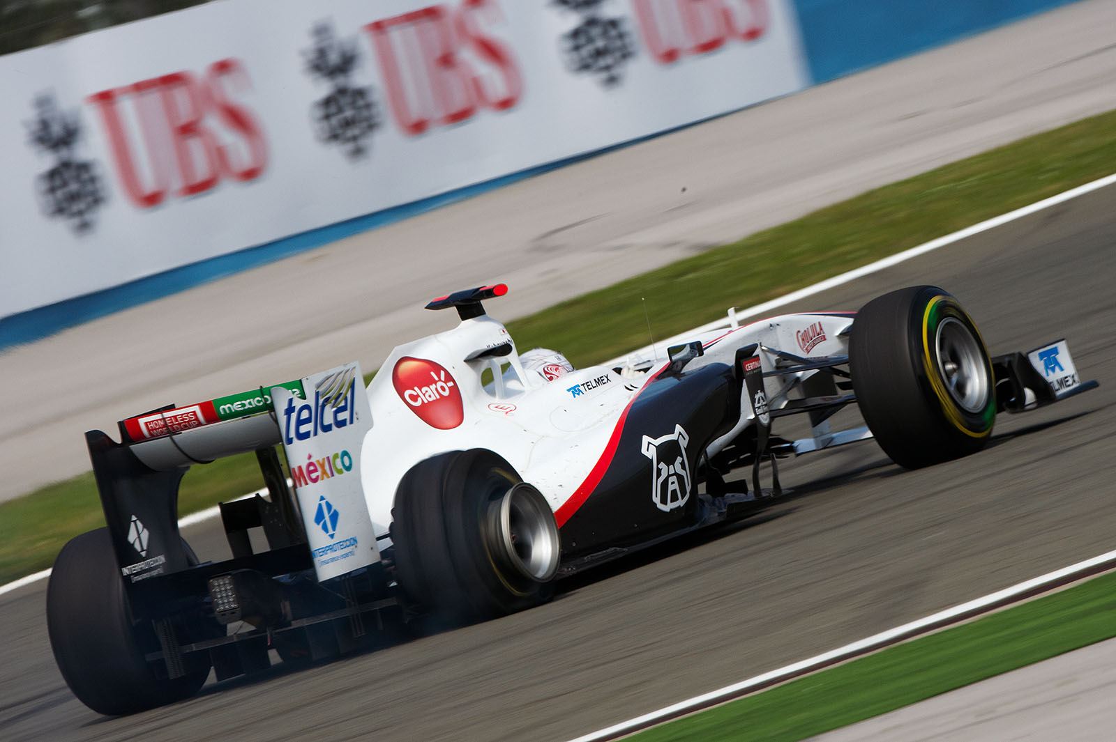 Kamui Kobayashi, Sauber F1 Team, caught a flat tyre