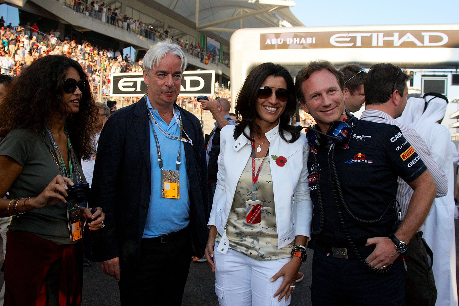 Fabiana Flosi and VIPs pose with Red Bull team boss Christian Horner for a souvenir photo on the grid