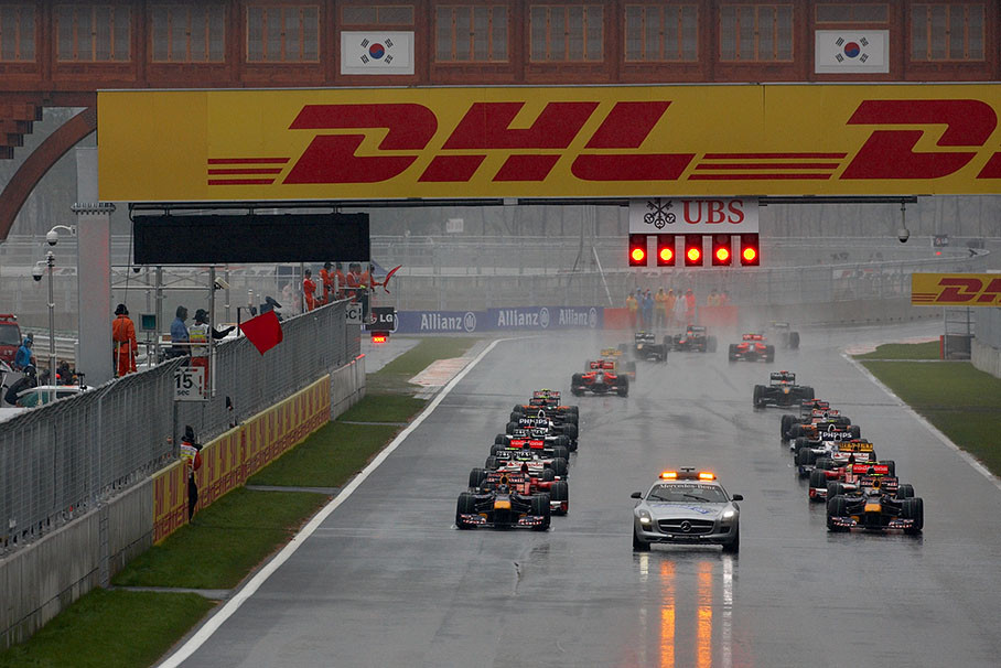 The race on the brand new Korean race track is suspended for 45 minutes because of the heavy rain - the two Red Bull-Renaults stand behind the safety car