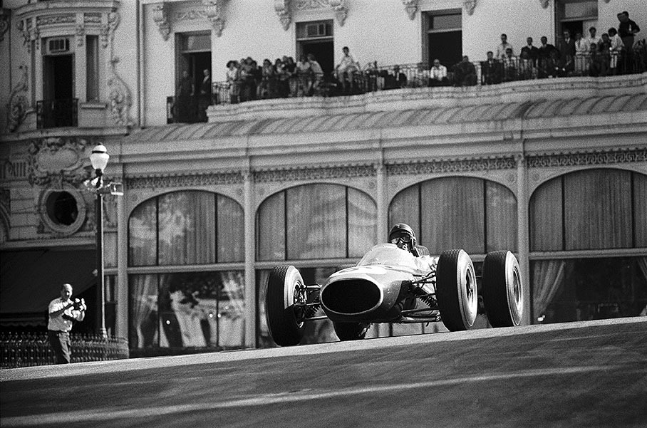 Dan Gurney in an Eagle-Weslake T1G takes the turn in front of Hotel de Paris, Grand Prix de Monaco 1964.