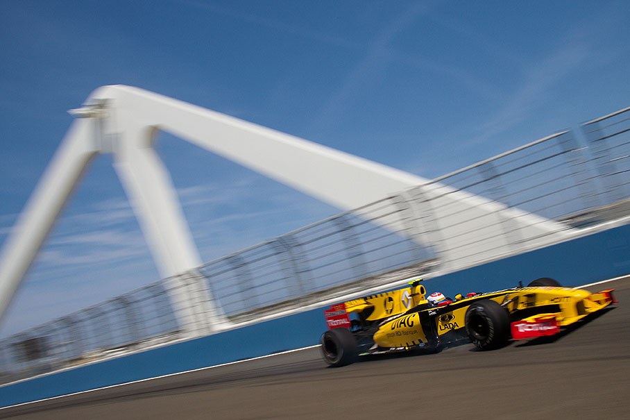 Vitaly Petrov, Renault, brakes on the bridge