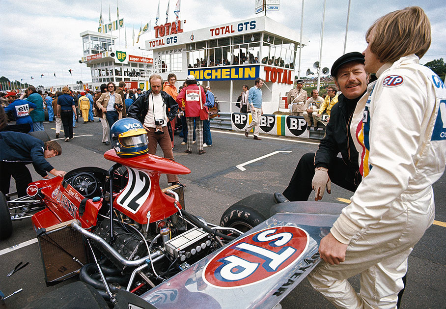 Starting from 9th on the grid, March driver Ronnie Peterson has a chat with Lotus teamboss Colin Chapman