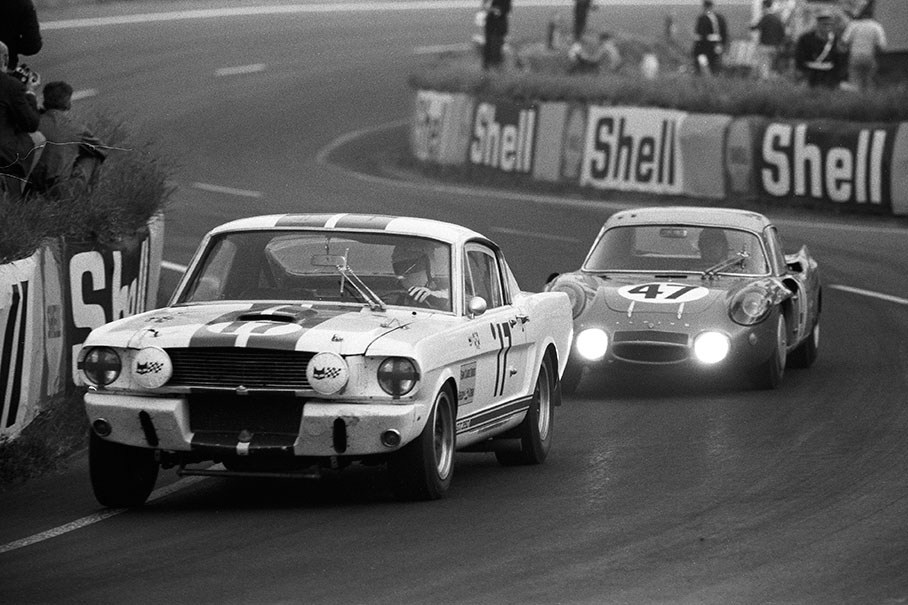 Claude Dubois (B) and Chris Tuerlinx (B) 	in the Shelby GT350 SFM 5R539, closely followed by the Alpine A210 Renault #1722 of Robert Bouharde (F) and Jean-Claude Andruet (F)