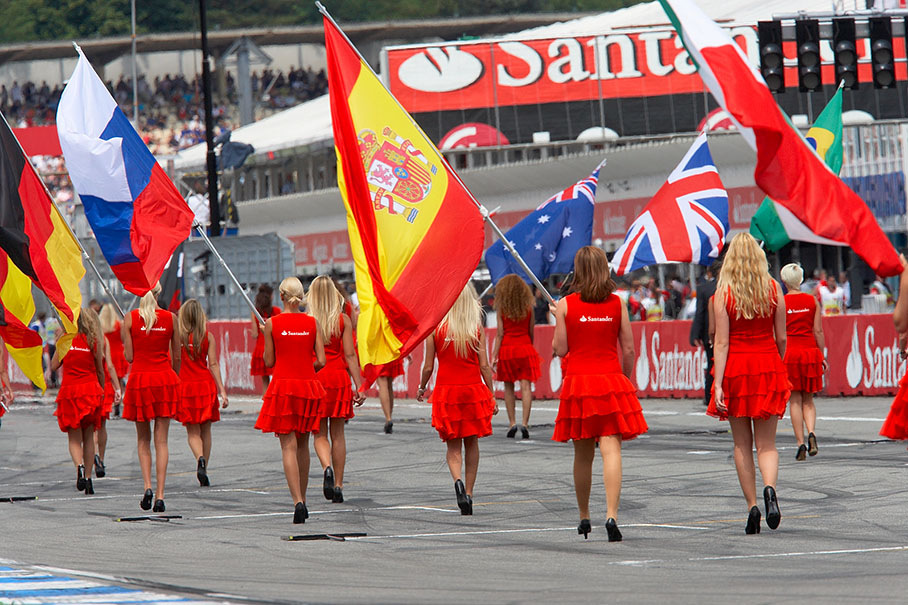 The grid girls arrive at the grid fith their flags
