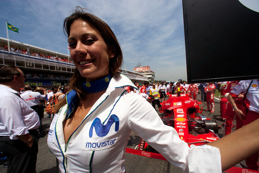 Massa has a pretty grid girl who obviously liked the snapper's advances