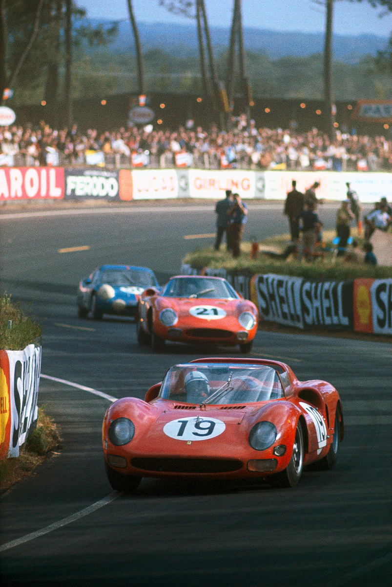 Car no. 19 is John Surtees (GB) and Ludovico Scarfiotti (I) on a Ferrari 330 P2 #0828 in front of Jochen Rindt (A), Masten Gregory (USA) and Ed Hugus (USA) on the Ferrari 250 LM #5893
