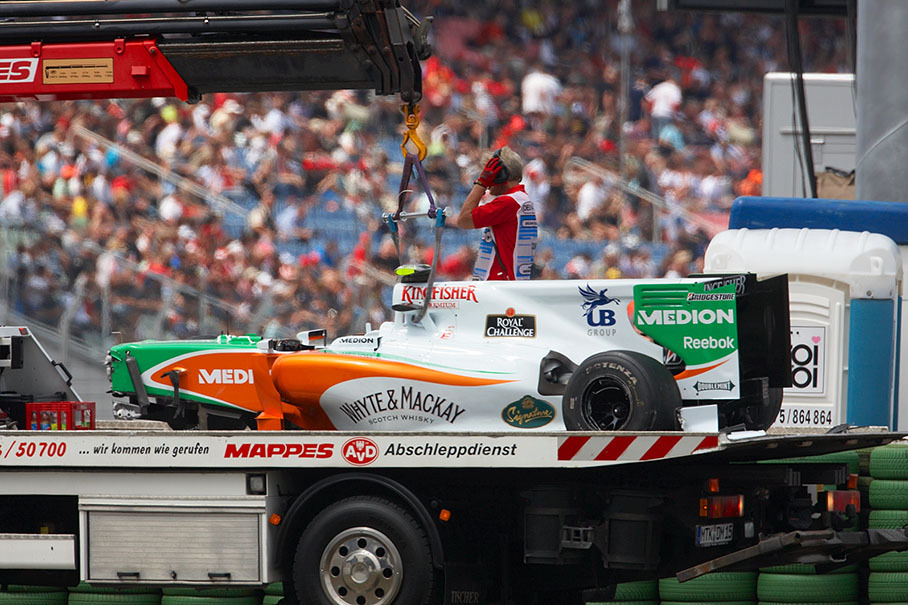 Vitantonio Liuzzi damaged his Force India-Mercedes at the beginning of qualifying session
