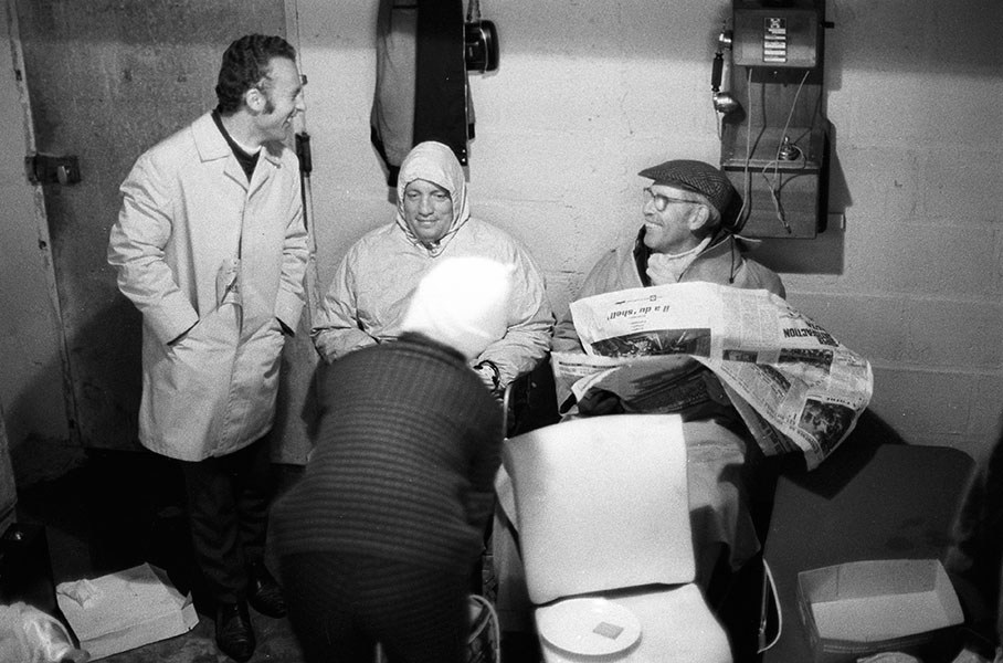 Good mood during a rainy Le Mans night in Porsche pits - a journalist jokes around with Porsche engineer Helmut Bott (sitting, middle) and Huschke von Hanstein (right hand).