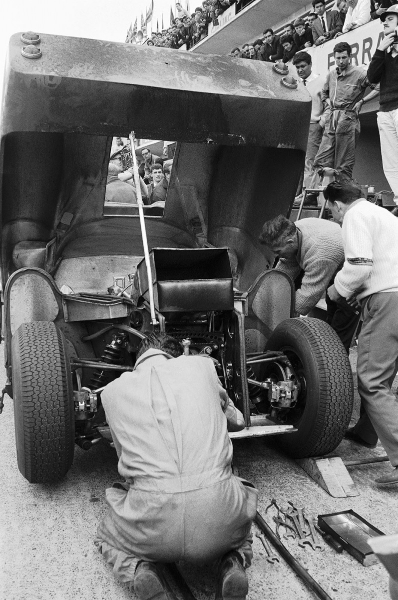 Graham Hill (GB) hands over to Richie Ginther (USA) while spectators watch the refueling. The Rover-BRM Turbine entered by Owen Racing Organisation was not classified as 'Invited entry'.