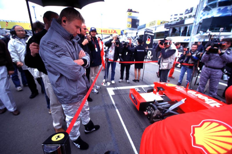 Mika Häkkinen spying on Ferrari of Michael Schumacher on the grid before the race.