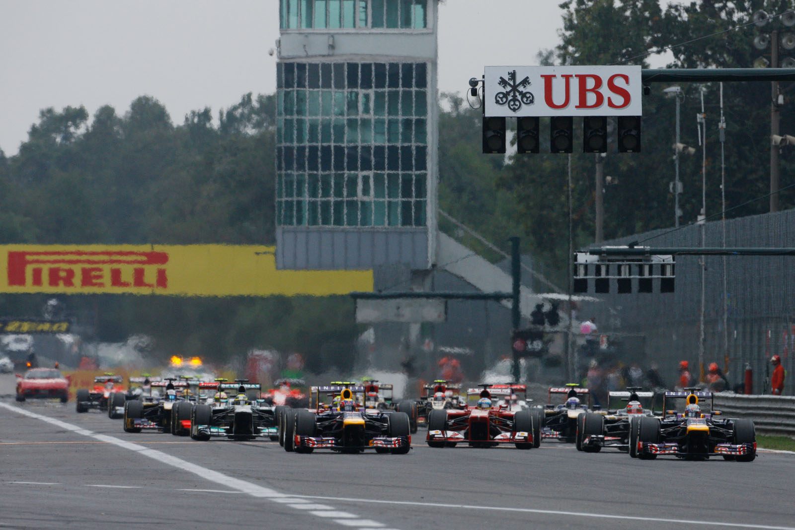 alonso zieht sofort nach rechts