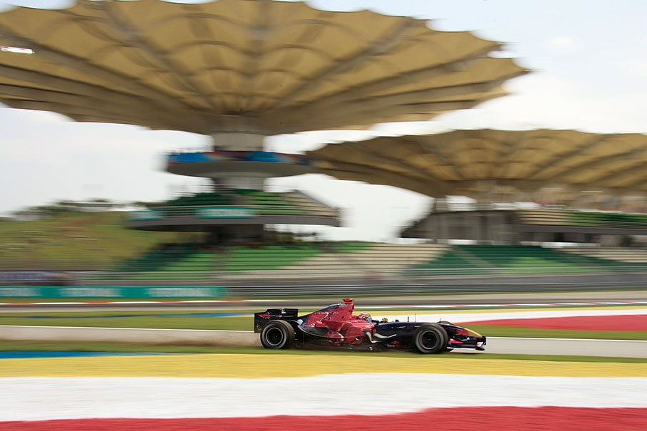 Vitantonio Liuzzi entering the pit lane half on grass (which led to a spin)