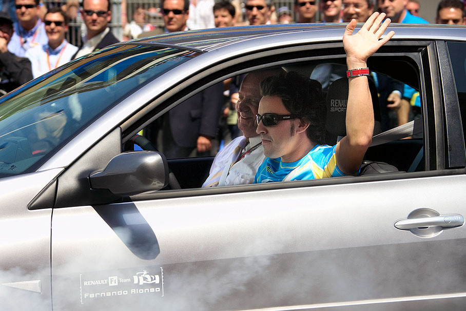 Fernando Alonso shows off with a wheelspin to impress his royal passenger