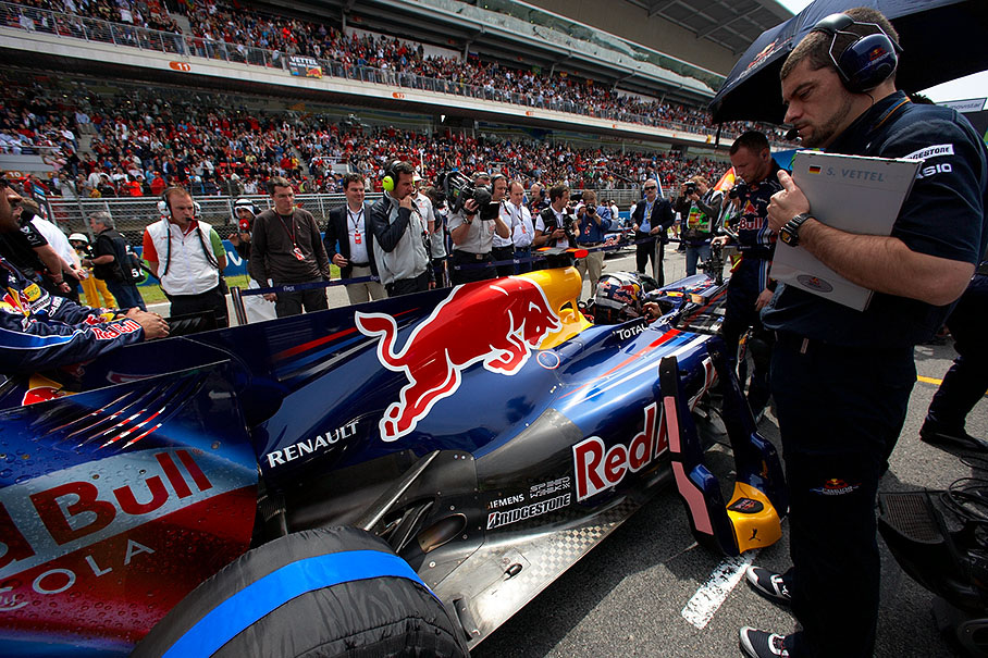 Vettel's race engineer Guillaume Rocquelin supervises the work on the grid
