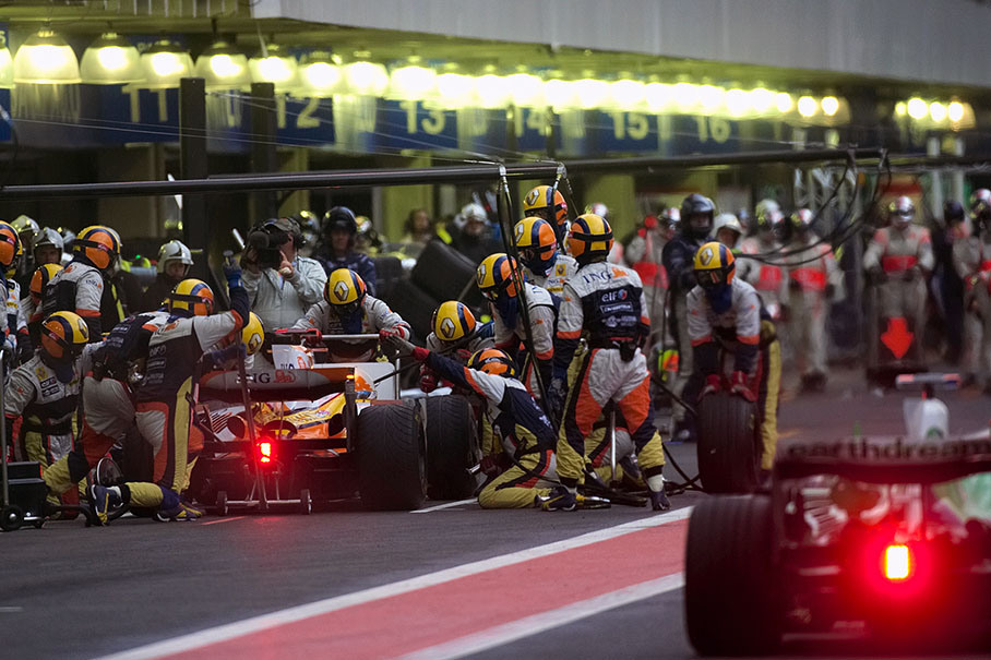 Alonso at Renault pits in lap 66