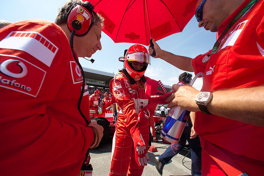 Michael Schumacher putting on his gloves