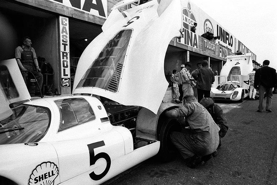 Mechanics attach a rear wheel to the Porsche 908 LH 027 of Udo Schütz (D) and Gerhard Mitter (D)
