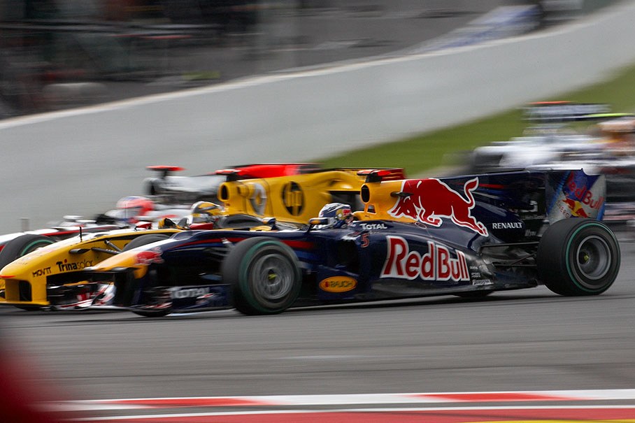 Vettel takes La Source wheel-to-wheel to Kubica and Button