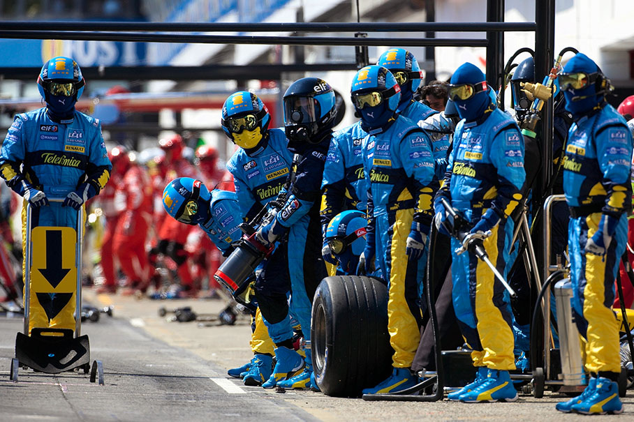 Renault pit crew waiting for the car