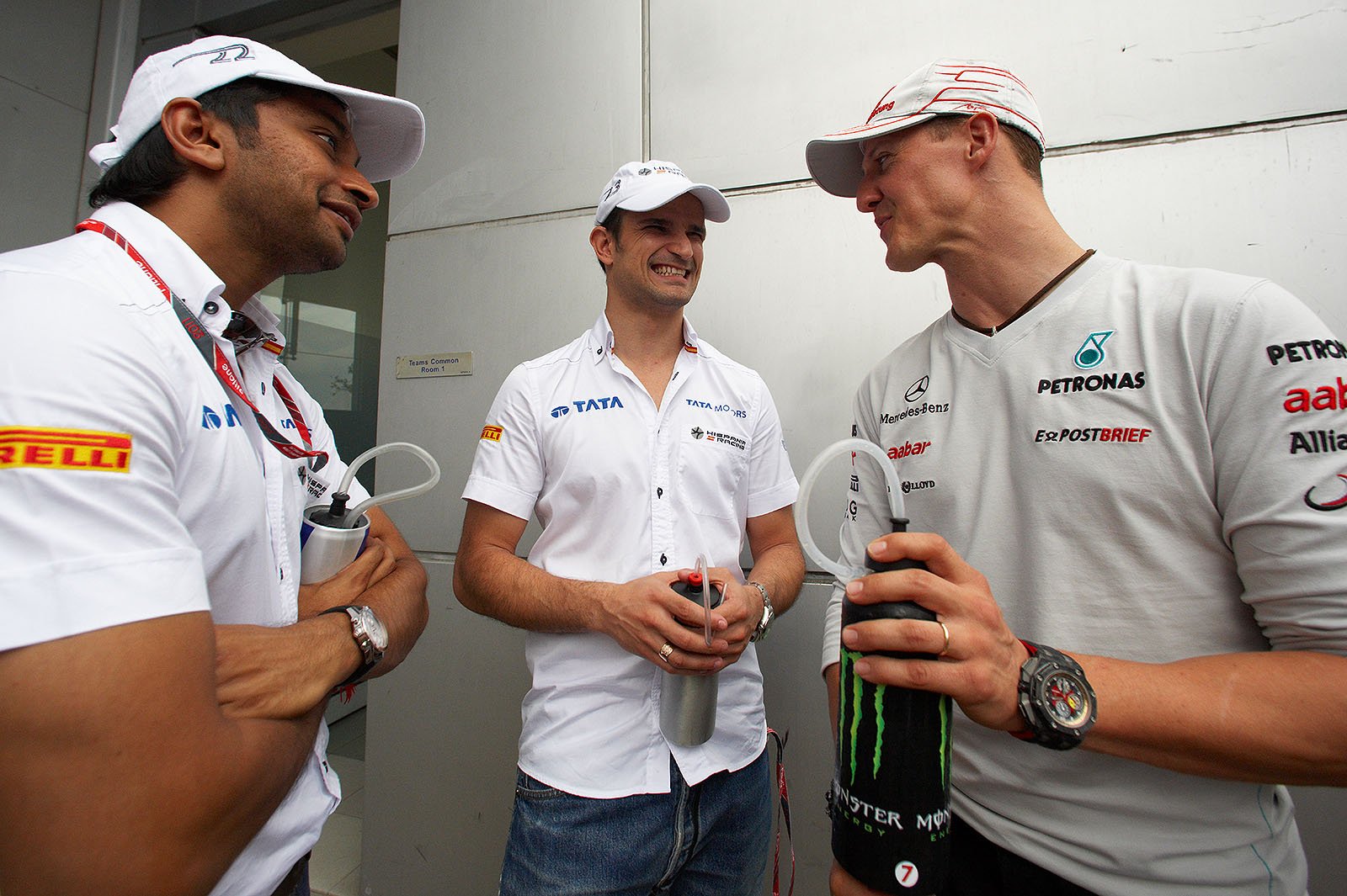 Michael Schumacher chats with Vitantonio Liuzzi and Narain Karthikeyan before drivers parade