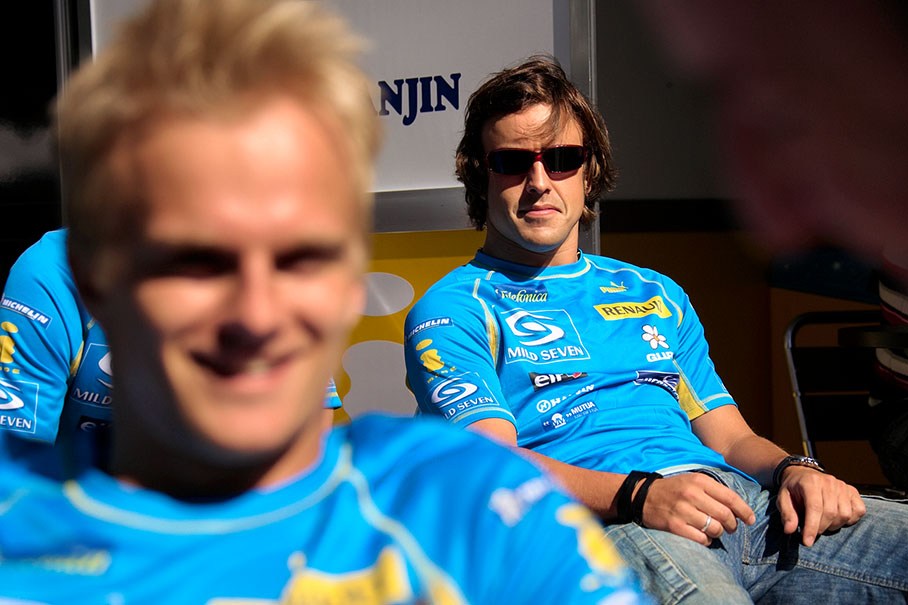 Cool Fernando Alonso behind Renault test driver Heikki Kovalainen