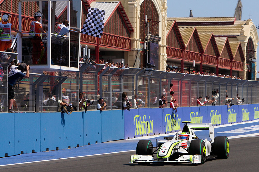 Rubens Barrichello, Brawn Grand Prix, takes the chequered flag