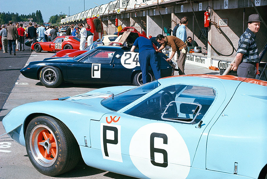 Jacky Ickx' (B) and Richard Attwood's (GB) Mirage M1 Ford 10001 in pits, further the Lotus 47 Climax 47/GT/16 of Julian Sutton (GB) and Hugh Dibley (GB)