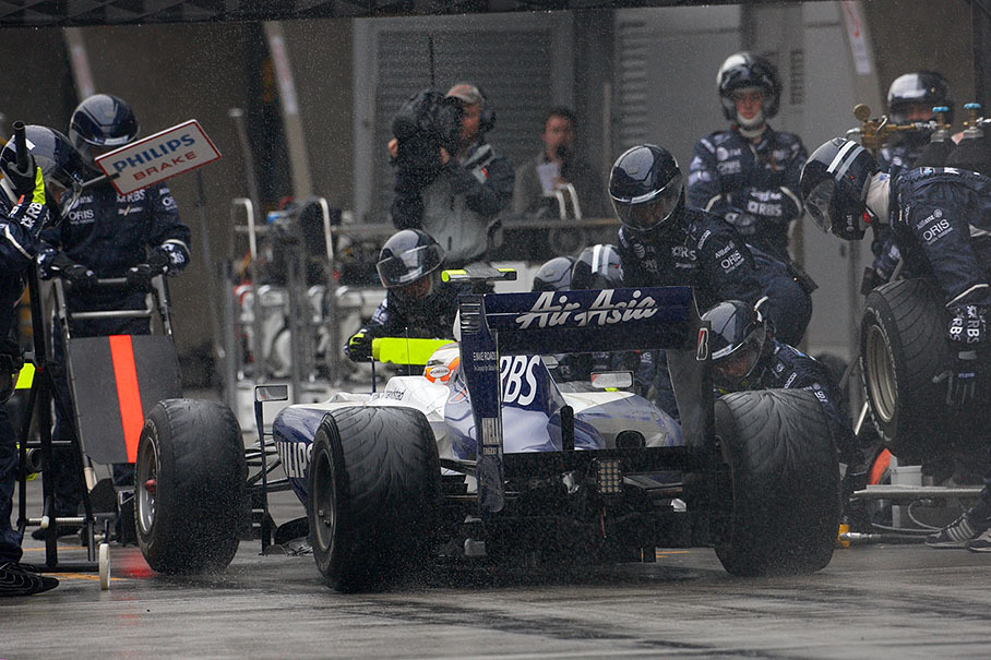 Nico Hulkenberg comes in to Williams pits