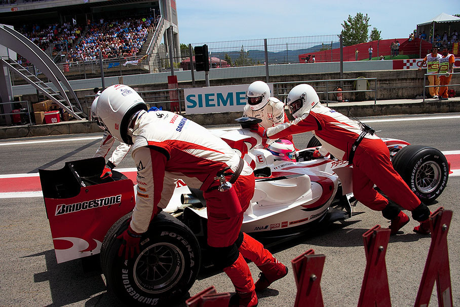 Franck Montagny being pushed back into pits with drive shaft failure