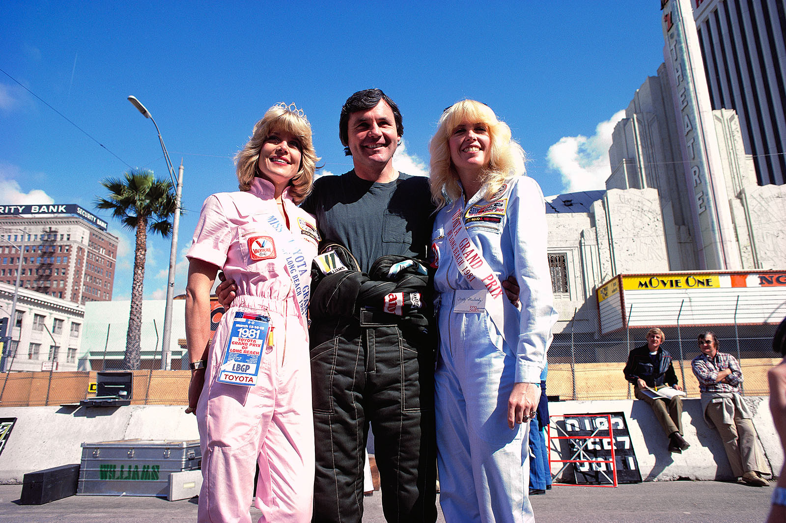 The 1980 F1 World Champion Alan Jones and two Toyota-girls, Long Beach, US-West Grand Prix, 1981