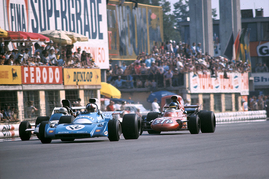 Chris Amon in the lead with his Matra Simca-Matra MS120B. track